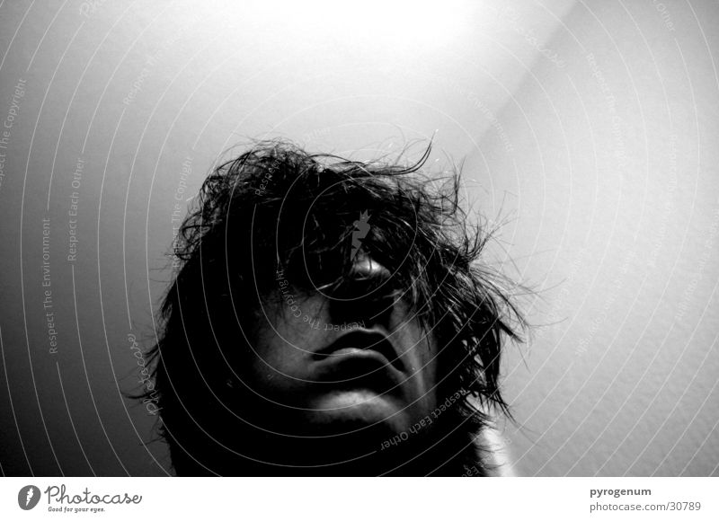 Selbstbildnis ohne Mond schwarz weiß stachelig Licht Mann Schwarzweißfoto Kopf Haare & Frisuren Perspektive Schatten