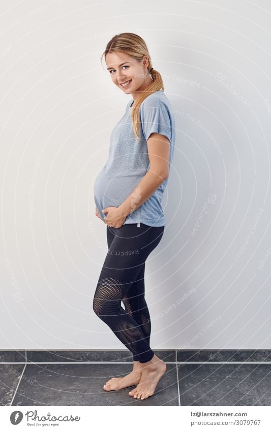 Seitenansicht der glücklichen, lässigen, barfuß schwangeren Frau Glück Körper Baby Erwachsene 1 Mensch 18-30 Jahre Jugendliche Wärme blond Denken Fitness
