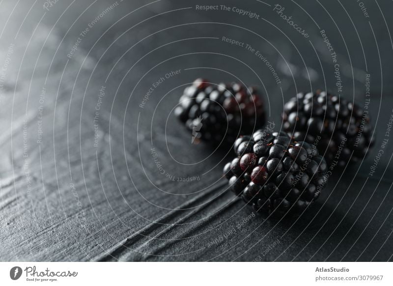 Brombeeren auf schwarzem Zement-Hintergrund, Nahaufnahme und Platz für Text natürlich Natur süß abstrakt Tisch Raum Sommer Vegetarier Makro Design reif kreativ