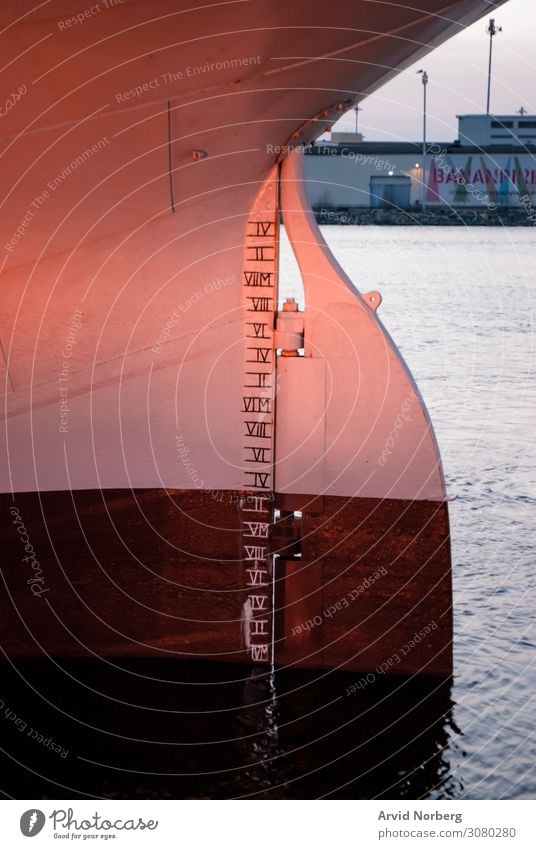 Großes Bootsruder mit Zahlen zur Wassertiefe Korrosion Detailaufnahme Dock Laufwerk Motor Fischen hafen Höhe Schiffsrumpf bügeln groß Nummer zählen alt