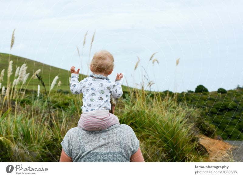 loslassen Neuseeland Familienurlaub huckepack Huckepack Kindheit Mutter Urlaubsstimmung reisen Natur wandern Vertrauen Freude Schultern tragen Kleinkind
