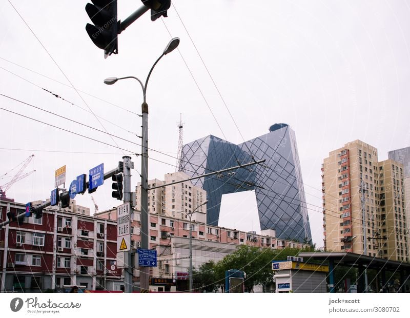 Netzwerk mit TV Ferne Städtereise Architektur Himmel schlechtes Wetter Peking Stadtzentrum Hochhaus Bürogebäude Fassade Verkehrswege Ampel Verkehrsschild