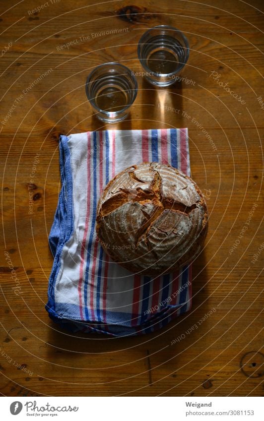Brot und Wasser Lebensmittel Teigwaren Backwaren Getränk Trinkwasser Glas Gesundheit entdecken einfach lecker Ehrlichkeit authentisch laib reduziert ruhig