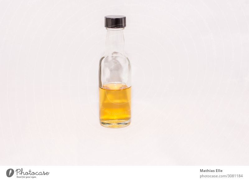 Whiskeyprobe Lebensmittel Ernährung Getränk Alkohol Glas lecker gold orange schwarz genießen Glasflasche Whiskeyflasche Probeflasche Tester Farbfoto Nahaufnahme