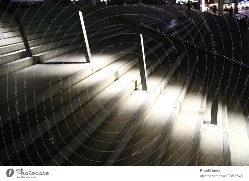 Licht in der Nacht Stil Design Stadt Platz Treppe rennen schön braun schwarz Stimmung Farbfoto Außenaufnahme Nahaufnahme Bewegungsunschärfe