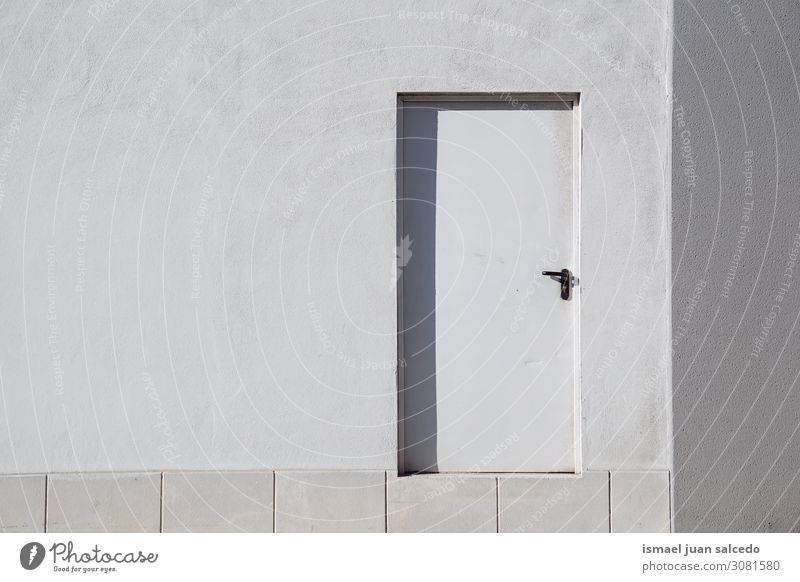 weiße Tür an der weißen Wand des Gebäudes in der Stadt Fassade Oberfläche Strukturen & Formen Außenaufnahme Architektur Hintergrund neutral abstrakt alt