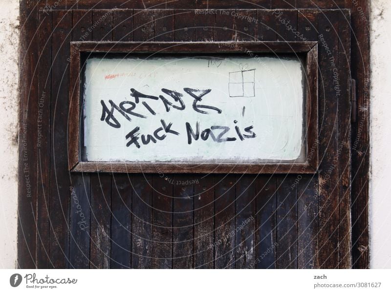 F*ck Hooligan Skinhead Stadt Stadtzentrum Mauer Wand Fassade Holz Zeichen Schriftzeichen Hinweisschild Warnschild Linie Wut braun Feindseligkeit Frustration