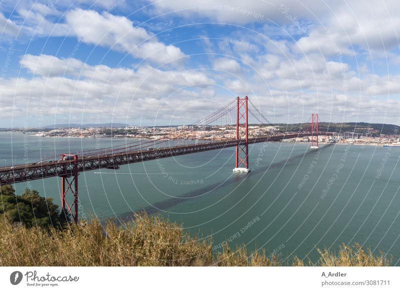 Blick auf Lissabon Ferien & Urlaub & Reisen Tourismus Ausflug Ferne Freiheit Sightseeing Städtereise Sommer Sommerurlaub Meer Landschaft Urelemente Wasser