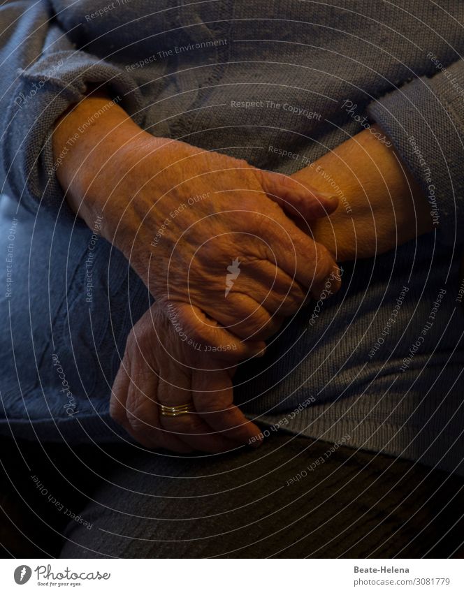 Hände - festhalten Häusliches Leben Pullover Schmuck Ring Zeichen beobachten berühren Bewegung Denken Erholung Kommunizieren Blick sitzen träumen warten