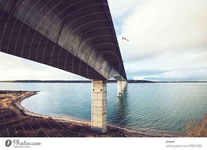 Windkanal Landschaft Himmel Bucht Dänemark Brücke Beton groß hoch blau braun grau rot weiß Windsack Farbfoto Außenaufnahme Menschenleer Tag Kontrast Sonnenlicht