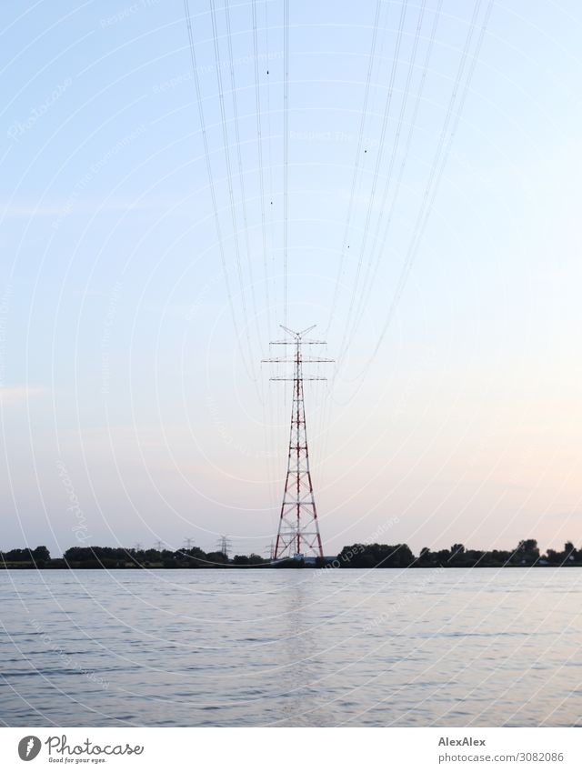 Strommast über die Elbe Gitter Fluss Horizont Umwelt Landschaft Sommer Schönes Wetter Pflanze Binnenschifffahrt Netzwerk Leitung Hochspannungsleitung Kabel