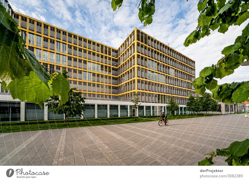 Gebäude in München berlin derProjektor dieprojektoren farys joerg farys ngo ngo-fotograf Weitwinkel Starke Tiefenschärfe Kontrast Schatten Licht Tag