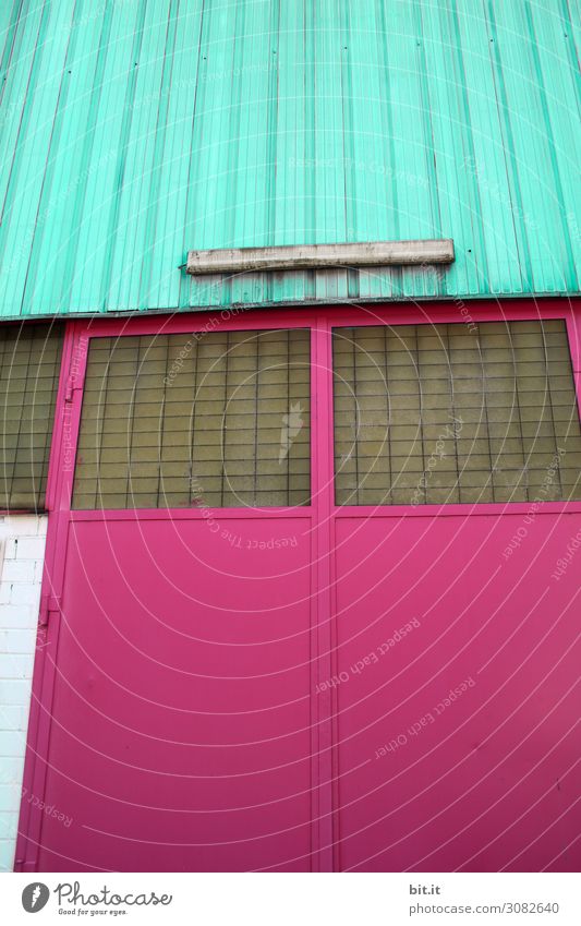 Buntglas Haus Tor Bauwerk Gebäude Architektur Mauer Wand Fassade Fenster alt Kitsch retro verrückt mehrfarbig rosa türkis knallig Garage Werkstatt Lampe