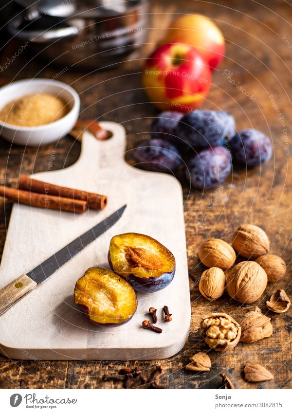 Herbst Obst Zutaten für Kompott und Mus Lebensmittel Frucht Apfel Marmelade Bioprodukte Vegetarische Ernährung Topf Messer Schneidebrett Lifestyle