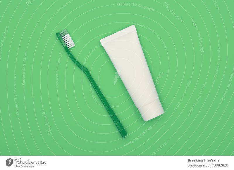 Flachlegen von Zahnbürste und Zahnpasta über Grün Lifestyle Körperpflege Gesundheit Gesundheitswesen Behandlung Wellness Wohlgefühl grün türkis Zahncreme