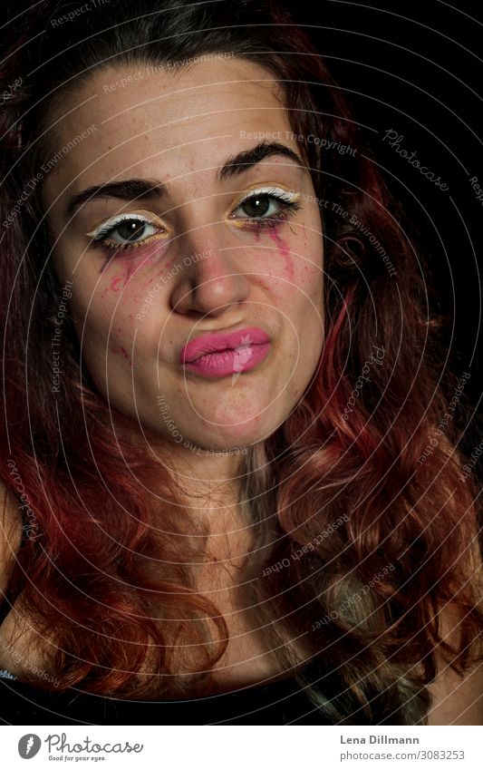 Frau Grimasse #3 Make-up Gesicht Portrait Clown Bodypainting Lippenstift Rote Haare Blick Emotion Mädchen trotzig Trotz abschätzend Fasching Fasnet