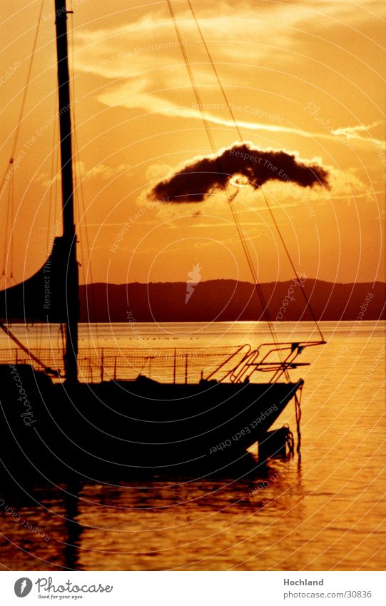 Segelboot im Abendlicht Wolken Abenddämmerung Sonne Wasser Strommast