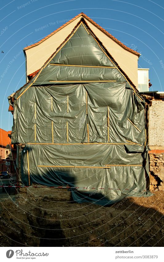Baugrube aschersleben Altstadt Detailaufnahme Haus Fassade Dachgiebel Baustelle Baugrundstück Abdeckung Isolierung (Material) Schutz Bauwerk Gebäude historisch