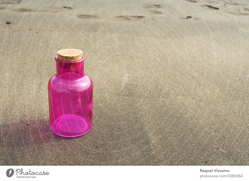Rosa Glasflasche auf dem Sand. Flasche Sommer Küste Strand Kommunizieren braun rosa Einsamkeit Farbfoto Außenaufnahme Textfreiraum rechts Sonnenlicht