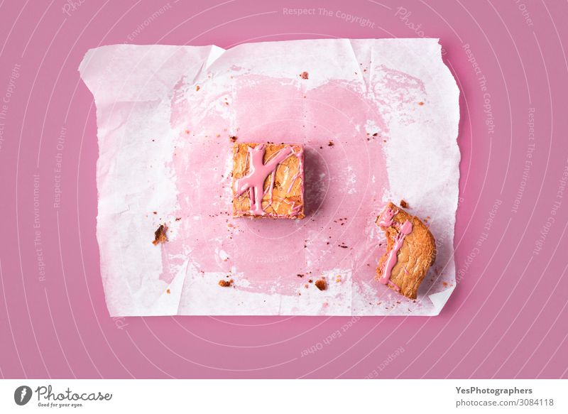 Scheibe rosa Brownie und Spuren des ganzen Kuchens Dessert Süßwaren Schokolade Essen Fährte Glück Tradition obere Ansicht backen Bäckerei Backpapier