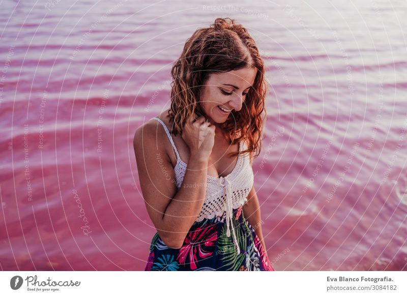 Porträt einer jungen schönen Frau an einem rosa Wassersee Lifestyle Glück Erholung Freizeit & Hobby Ferien & Urlaub & Reisen Tourismus Sommer Strand Meer Insel