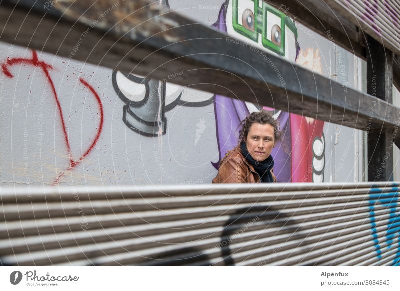 Unter Beobachtung | UT Chemnitz17 Mensch feminin Frau Erwachsene 30-45 Jahre Zeichen Schriftzeichen Graffiti einzigartig Entschlossenheit Erfolg Erwartung