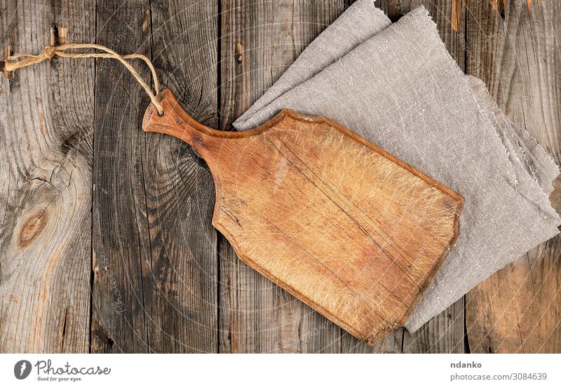 leeres altes braunes Holzschneidebrett mit Griff Design Küche dreckig dunkel natürlich oben retro grau antik Hintergrund blanko Holzplatte zerkleinernd