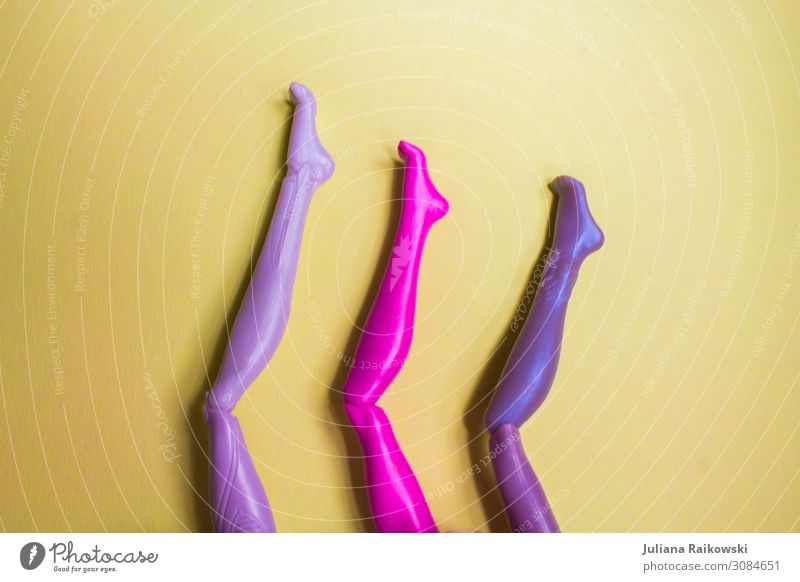 bunte Puppenbeine aus Plastik feminin Fuß Beine Kunst ästhetisch dünn Erotik frech nackt verrückt trashig mehrfarbig gelb violett rosa Begierde Lust Sex bizarr