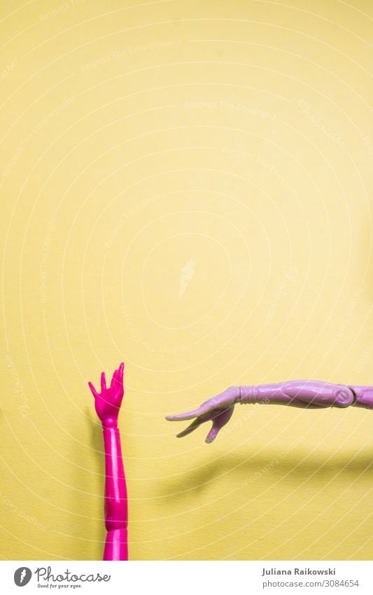 plastik puppenhände feminin Arme Hand Finger Kunst Spielzeug Puppe Kunststoff Linie ästhetisch dünn elegant trendy nackt schön trashig verrückt mehrfarbig gelb