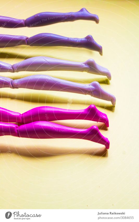 bunte Plastik Puppenbeine Beine Fuß Kunst Barbie liegen ästhetisch dünn nackt schön Erotik trashig feminin mehrfarbig gelb violett rosa bizarr Design Gliedmaßen