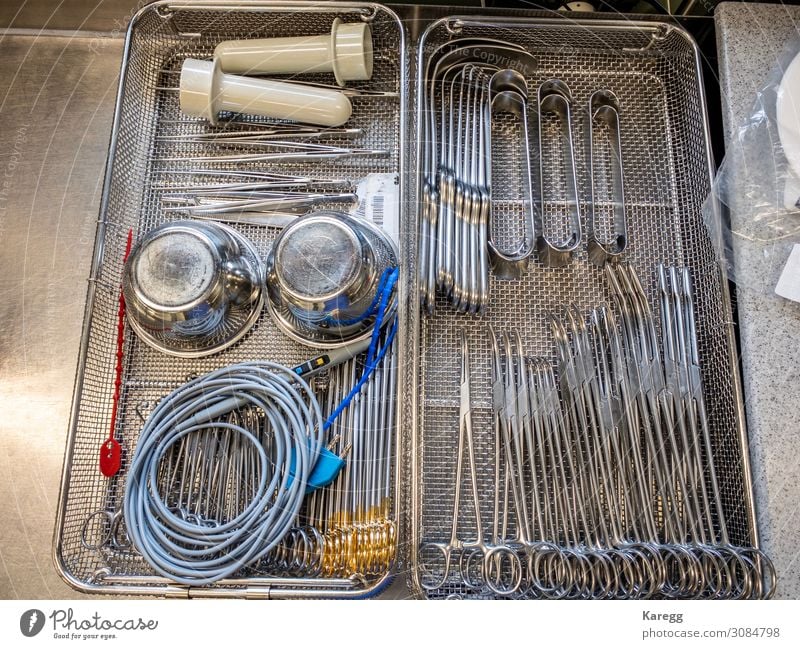 a single instrument tray contains various surgical instruments Krankenhaus kalt Sauberkeit health Operation tweezers surgeon medical medicine steril procedure