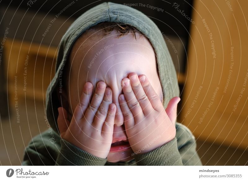 Kleiner Junge mit Kapuze hält sich die Augen zu Kinderspiel verstecken maskulin Kleinkind Familie & Verwandtschaft Kindheit Gesicht 1-3 Jahre berühren