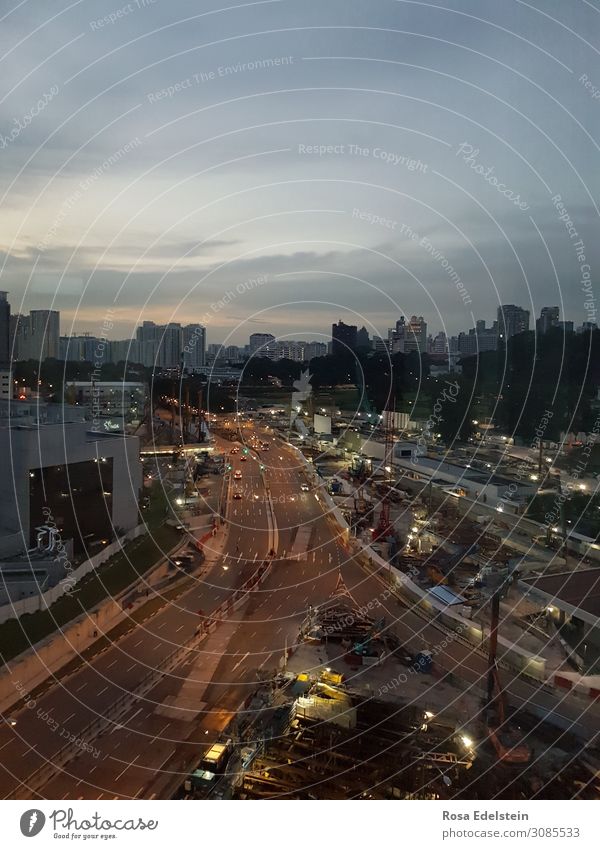 Abendliche Rushhour in Singapur Verkehr CO2 CO2-Ausstoß Autoverkehr Autos Umwelt Umweltverschmutzung Klimawandel Klimakatastrophe Asien Großstadtverkehr