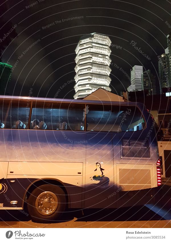 Reisebus vor Hochhaus in Singapur Reisen Fernreise Metropole Asien Nacht Großstadt Stadt Urbanität Tourismus Architektur Skyline urban Gebäude Stadtbild