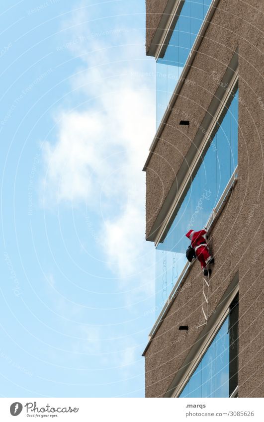 Cliffhanger Weihnachten & Advent Weihnachtsmann Mann Erwachsene 1 Mensch Himmel Wolken Gebäude Architektur Fassade Fenster Vorfreude Glaube Religion & Glaube