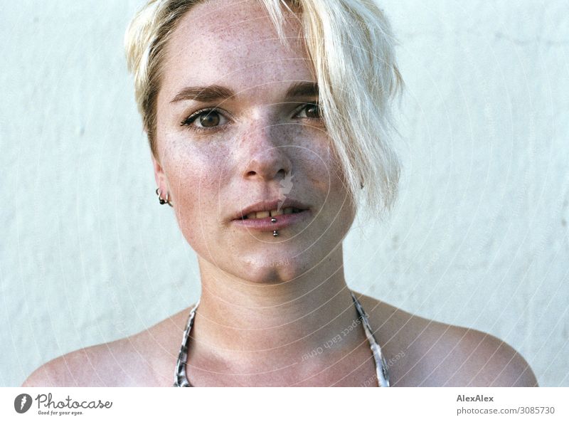 Portrait einer jungen Frau mit Sommersprossen und Grübchen Stil schön Junge Frau Jugendliche 18-30 Jahre Erwachsene Piercing blond Blick ästhetisch authentisch