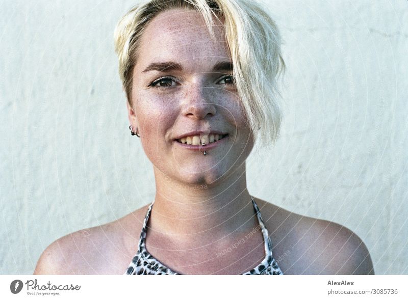 Portrait einer jungen, lächelnden Frau mit Sommersprossen und Grübchen Freude schön Leben harmonisch Junge Frau Jugendliche Gesicht 18-30 Jahre Erwachsene