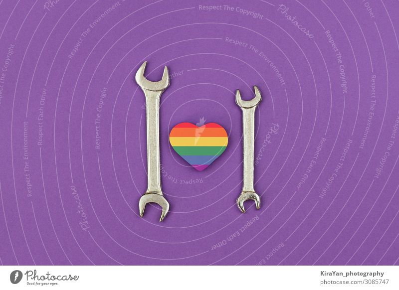 Frohen LGBT Vatertag. Zwei Schraubenschlüssel mit Regenbogenherz Feste & Feiern Hochzeit Werkzeug Homosexualität Eltern Erwachsene Familie & Verwandtschaft Paar