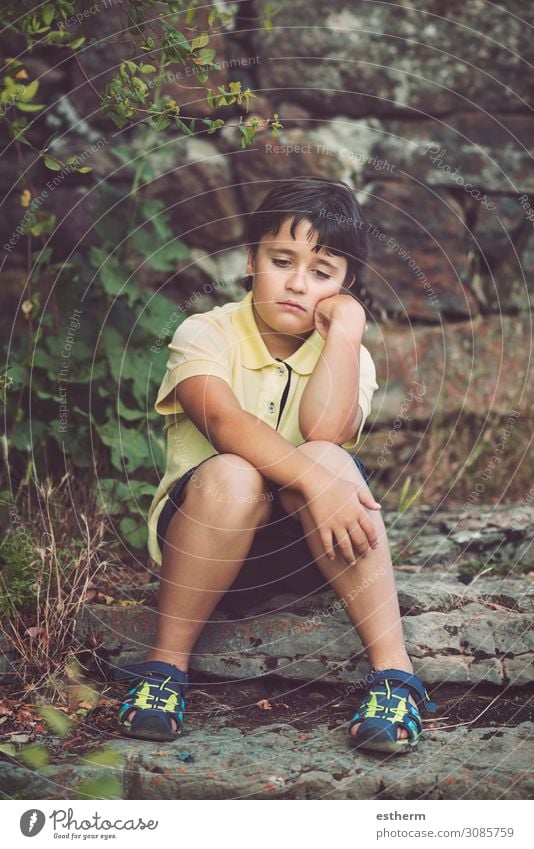 Porträt eines traurigen kleinen Jungen Freiheit Mensch maskulin Kindheit 1 8-13 Jahre Denken Fitness Traurigkeit trist Wut Stimmung Sorge Heimweh Enttäuschung