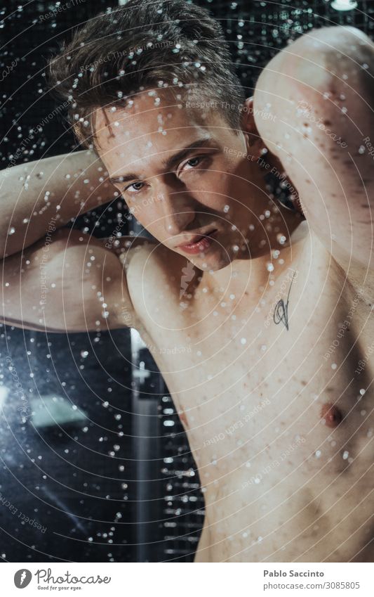 Männer in der Dusche schön Körperpflege Haut sportlich Mensch maskulin Homosexualität Mann Erwachsene 1 18-30 Jahre Jugendliche kurzhaarig Fitness Coolness