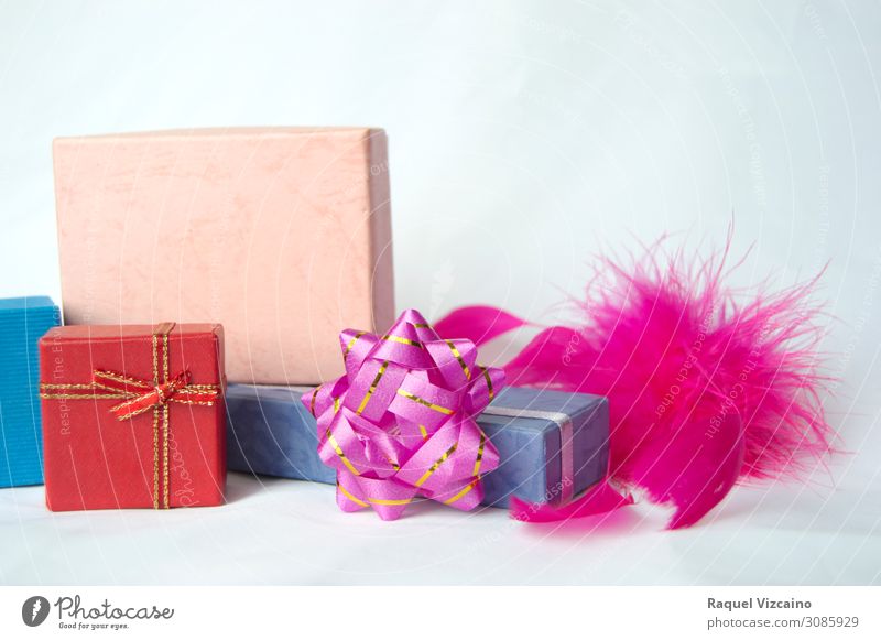 Farbige Geschenkverpackungen. kaufen Paket Kasten Ornament Bewegung blau rosa rot weiß Begeisterung Überraschung Farbe Glück "Geschenk präsentieren Leckerbissen