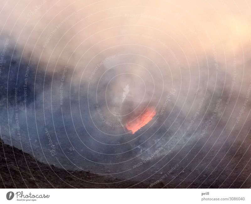 crater at Mount Stromboli Insel Berge u. Gebirge Wolken Nebel Wärme Felsen Gipfel Vulkan Stein Rauch heiß berg stromboli Vulkankrater Staub Gesteinsformationen