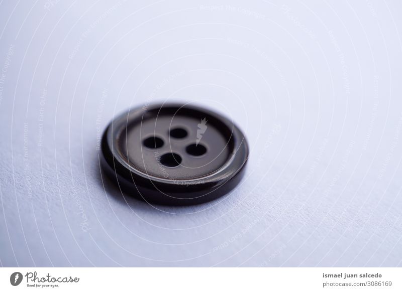 schwarze Taste auf dem weißen Hintergrund Knöpfe Kunststoff Isoliert (Position) Einzelobjekt Stillleben Hintergrund neutral Objektfotografie Kreis Accessoire