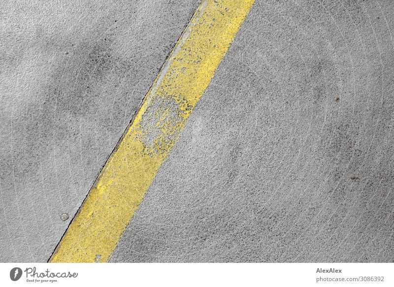 Gelber Streifen Fahrbahnmarkierung auf Beton unvollendet alt Boden Betonstrasse Straße gelb Poren zerbröckelt kaputt diagonal Muster Strukturen & Formen rau
