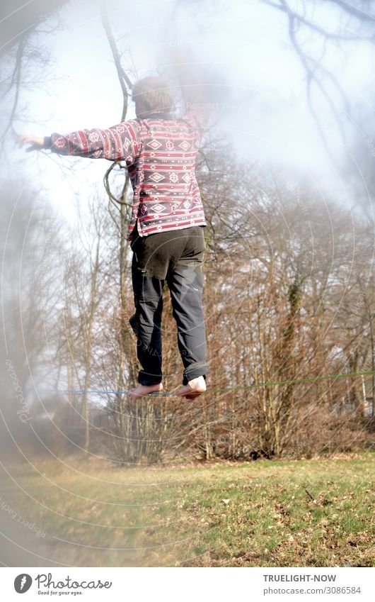 Junger Mann auf slackline im Park Freude sportlich Fitness Wellness Leben harmonisch Freizeit & Hobby Slacklinen Sport Akrobatik Jugendliche 18-30 Jahre
