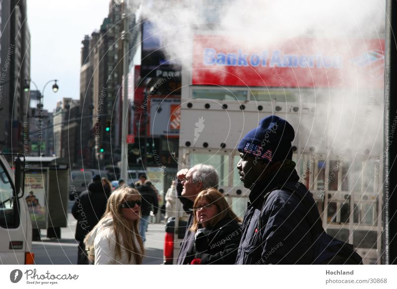 New York 5 Straße New York State schwarz Mütze typisch Menschengruppe Rauch USA