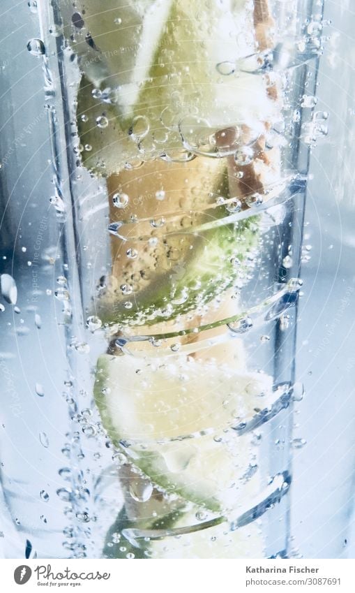 Erfrischungsgetränk Getränk Trinkwasser Flasche Glas blau gelb grün weiß Limone Citrus Ingwer Wasser Mineralwasser sprudelnd Sommergetränk Blase Urelemente