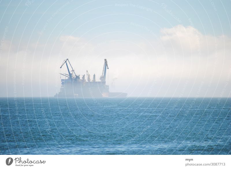 Tanker Schiff im Nebel auf dem Meer Geisterschiff Öltanker Schifffahrt Containerschiff Nebelstimmung Nebelschleier Nebelbank Geister u. Gespenster unheimlich