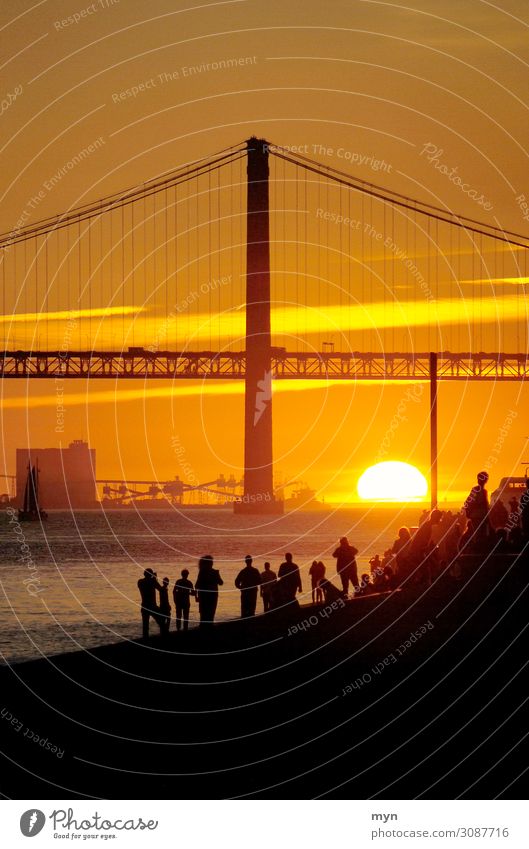 Sonnenuntergang hinter der Brücke am Tejo Fluss in Lissabon Portugal Gegenlicht Ferien & Urlaub & Reisen Sonnenlicht Abend Dämmerung Tourismus Sommer Kontrast
