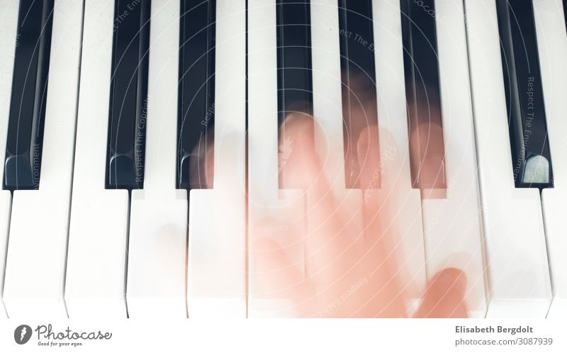 Langzeitbelichtung einer Hand auf Klaviatur Kunst Musik Klavier Bewegung Gefühle musizieren Klavier spielen Klavierspielen